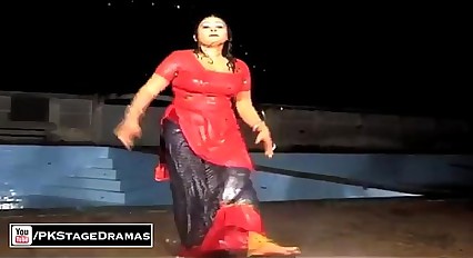 new rain mujra salwar utar rahi hai