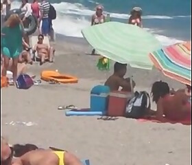 mujer masturbándose en la playa