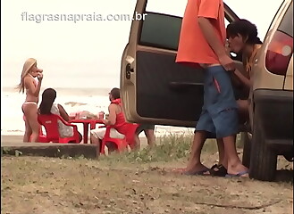 Casal safado faz sexo oral em público na praia de Mongaguá - SP